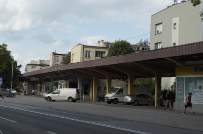 Podcień między pawilonami Hetmańska 31 i 35, oparty na pięciu słupach, ustawionych rytmicznie w r&oacute;wnych odstępach. Fot. Ludmiła Łapka